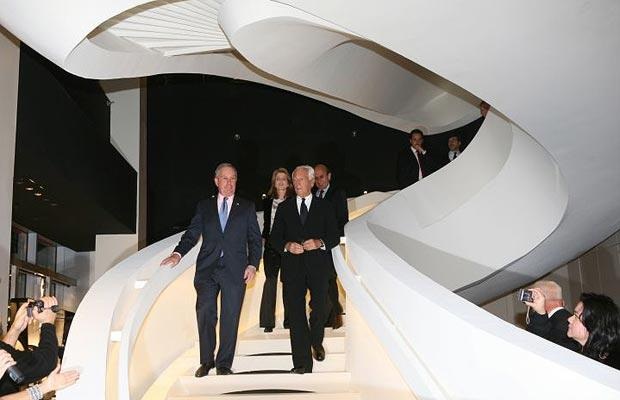 Giorgio Armani sulla scala Armani New York